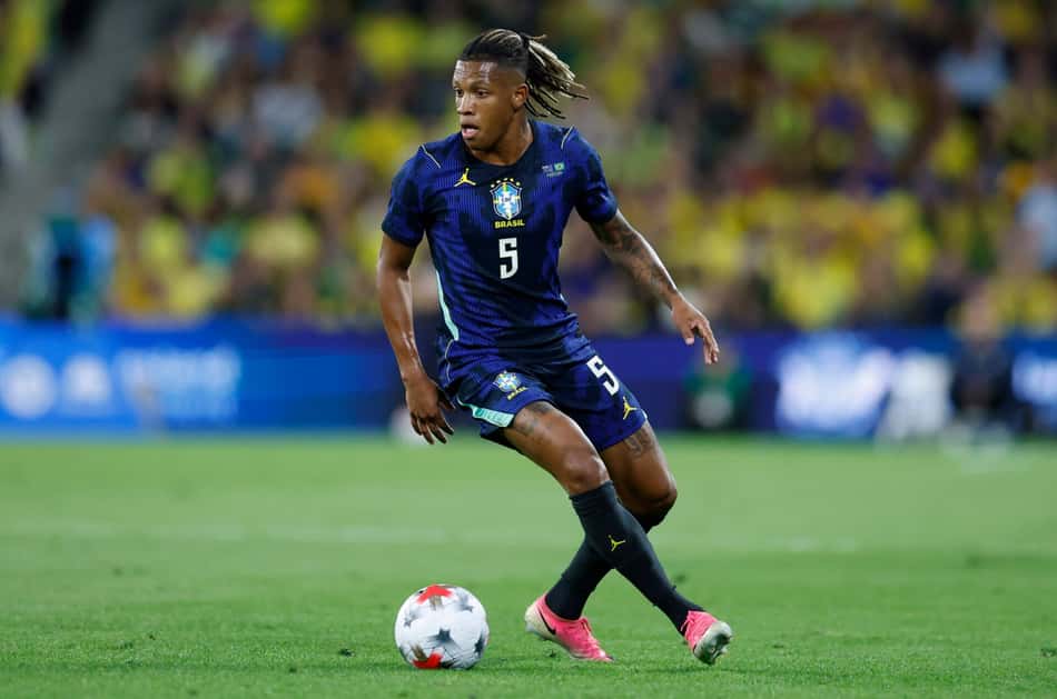 Danilo com a bola durante partida entre Brasil x Austrália
