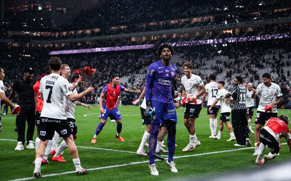 Hugo Souza do Corinthians em ação durante a Partida do Corinthians.