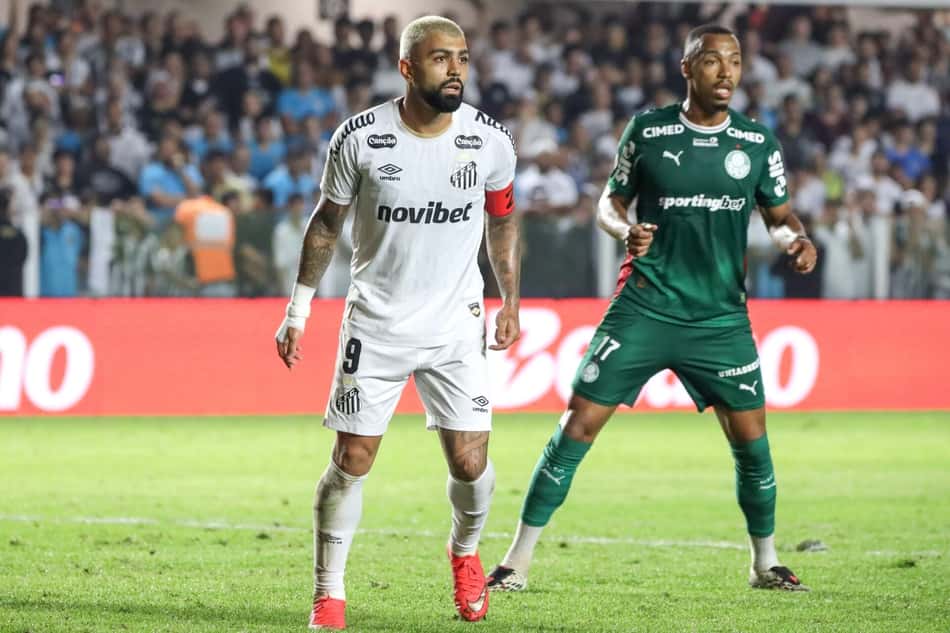 Gabigol durante a partida contra o Palmeiras pelo jogo de volta das quartas de final da Copa do Brasil, na Vila Belmiro