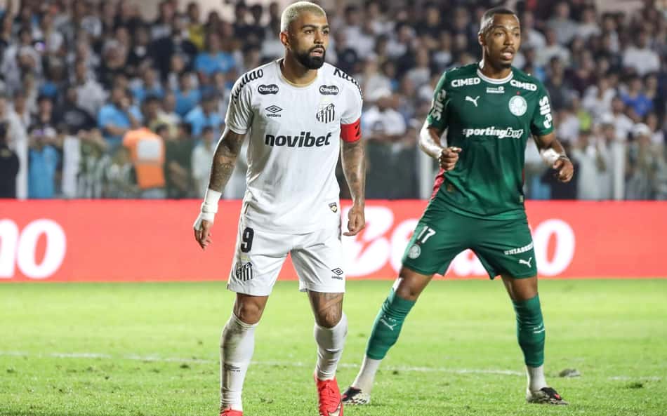 Gabigol durante a partida contra o Palmeiras pelo jogo de volta das quartas de final da Copa do Brasil, na Vila Belmiro