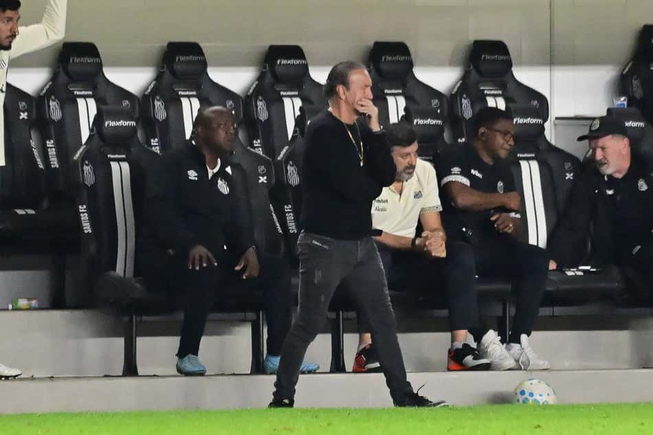 Cuca, técnico do Santos, durante partida contra o Palmeiras.
