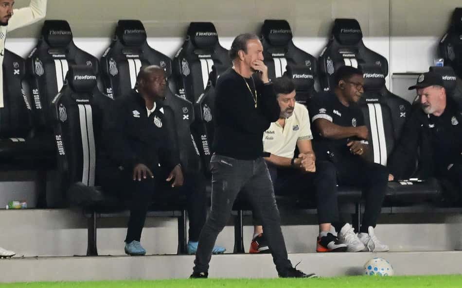 Cuca, técnico do Santos, durante partida contra o Palmeiras.