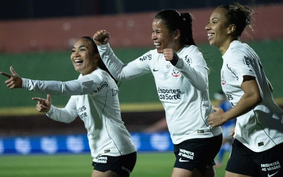 Thaís Ferreira, jogadora do Corinthians, comemorando seu gol durante a vitória contra o Cruzeiro, por 3 a 1