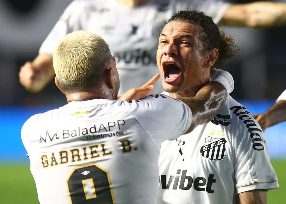 Jogadores do Santos comemoram gol