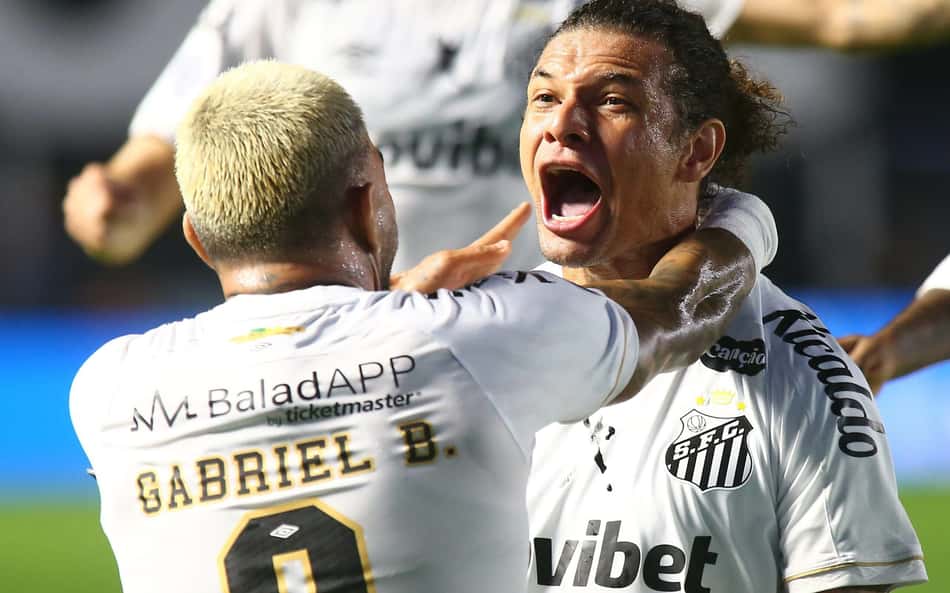Jogadores do Santos comemoram gol