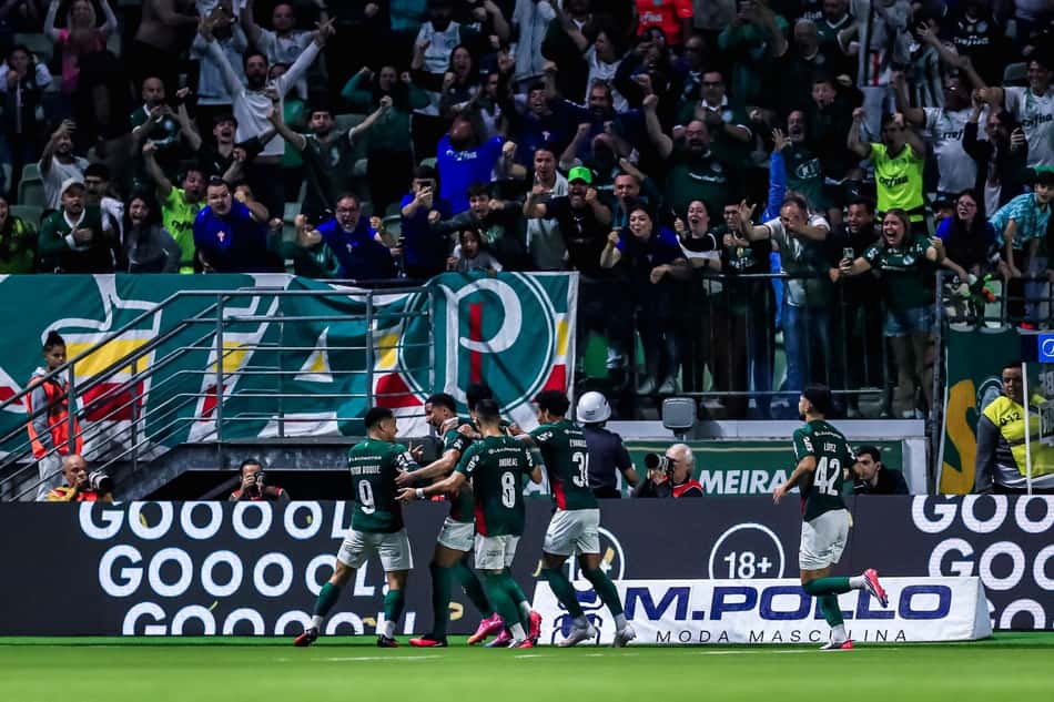 Palmeiras comemora o primeiro gol na partida, marcado pelo zagueiro do Verdão Murilo.