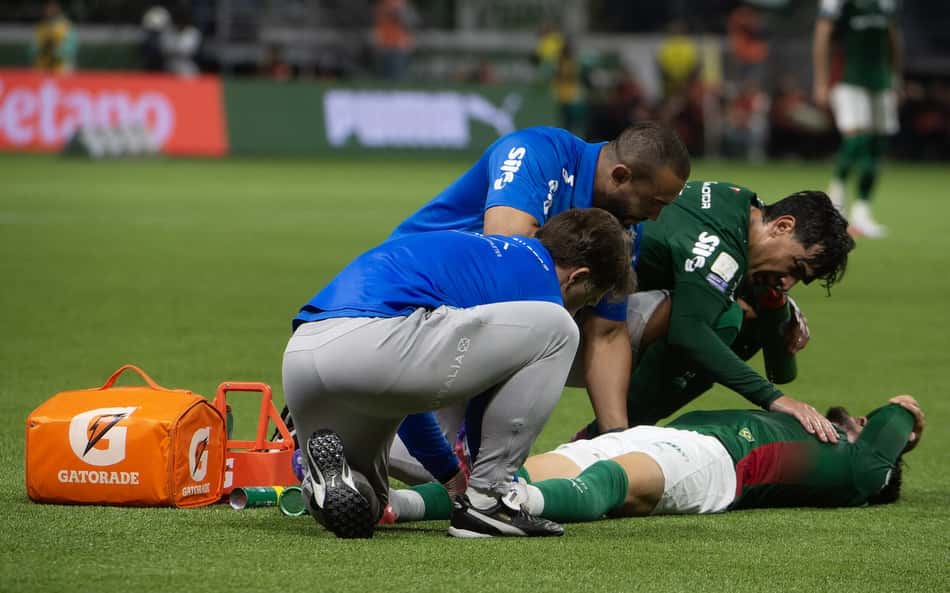 Piquerez no chão após receber falta