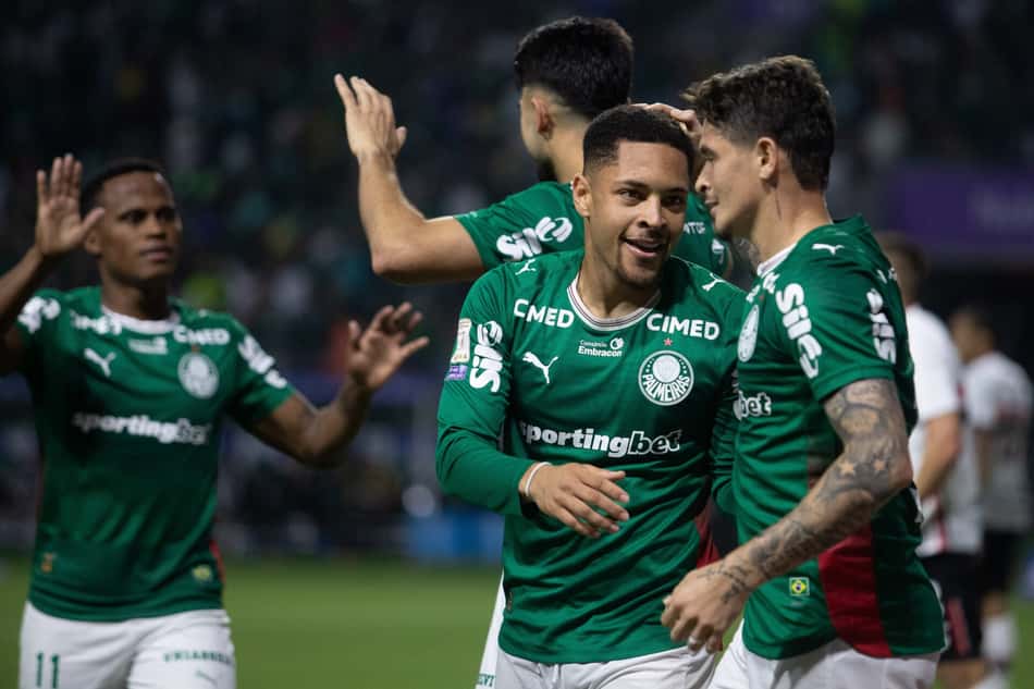 Vitor Roque comemora gol com assistência de Khellven durante a partida entre Palmeiras e São Paulo