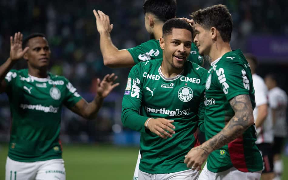 Vitor Roque comemora gol com assistência de Khellven durante a partida entre Palmeiras e São Paulo