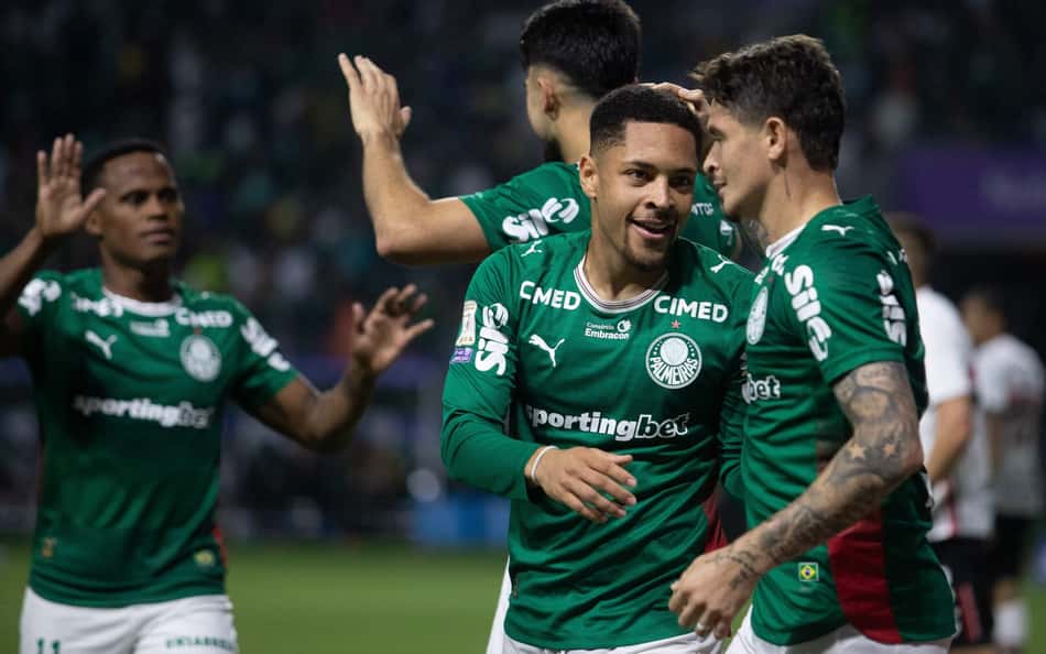 Vitor Roque comemora gol com assistência de Khellven durante a partida entre Palmeiras e São Paulo
