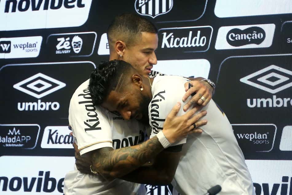 Coutinho e Rodinei juntos durante apresentação no Santos