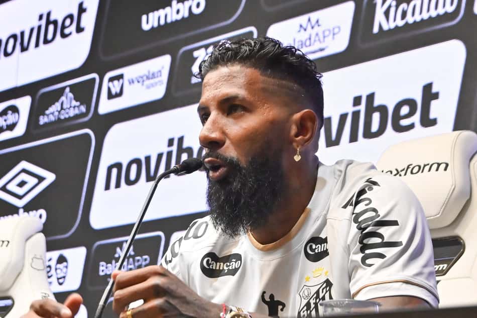 Rodinei apresentado como reforço do Santos.