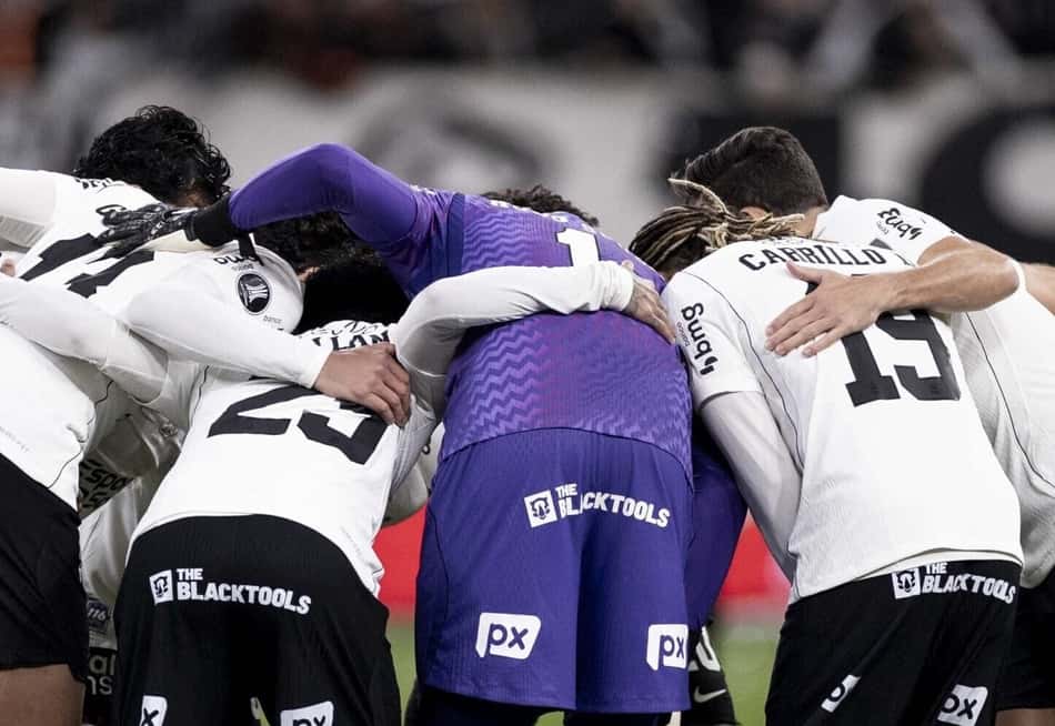 Time do Corinthians reunido antes da partida na Neo Química Arena