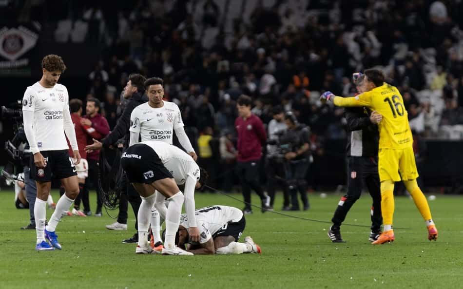 Jogadores consolam Memphis Depay após a derrota do Corinthians para o Estudiantes.