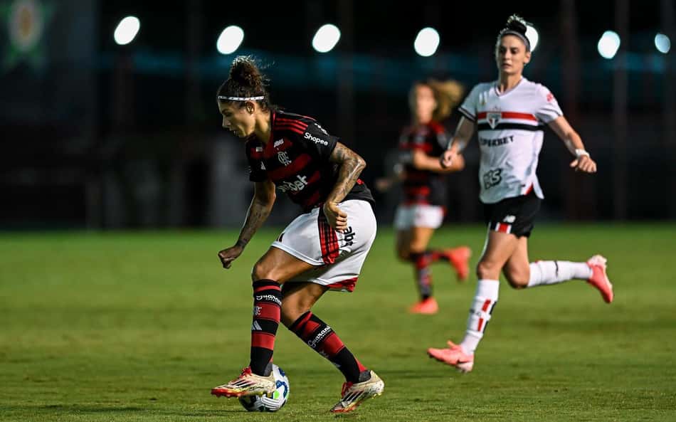 Lula sanciona lei de apoio ao futebol feminino no Brasil