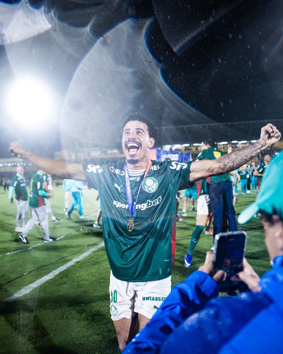 Lucas Evangelista com a medalha de campeão Paulista de 2026