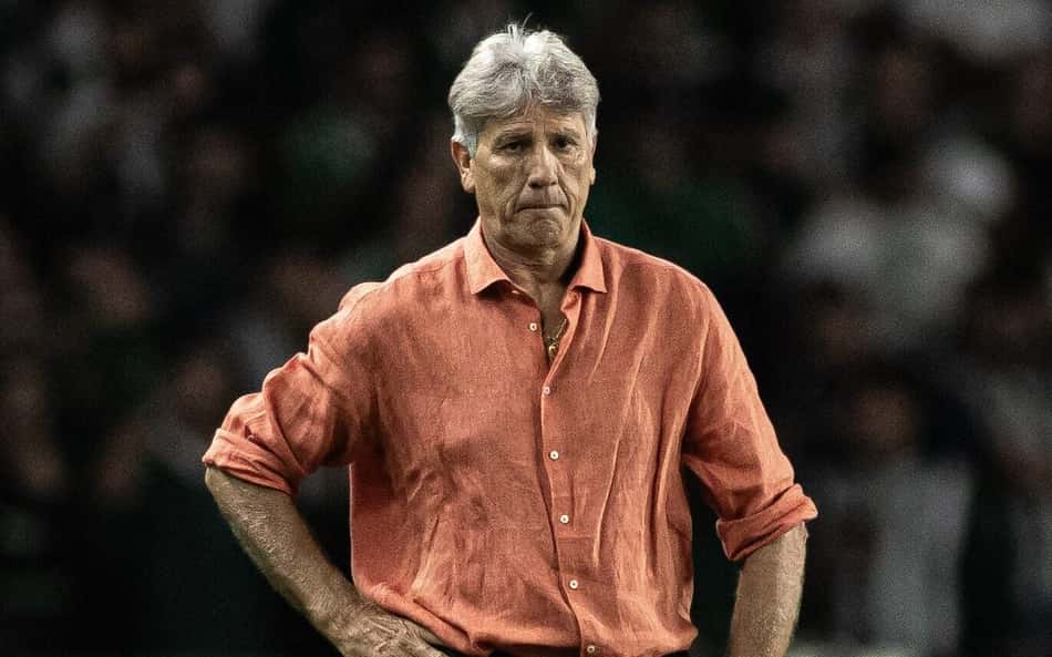 Renato Gaúcho com as mãos na cintura em jogo do Vasco