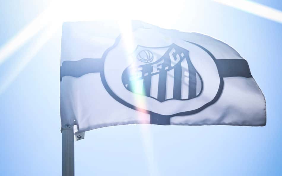 Bandeira do Santos dentro da Vila Belmiro.