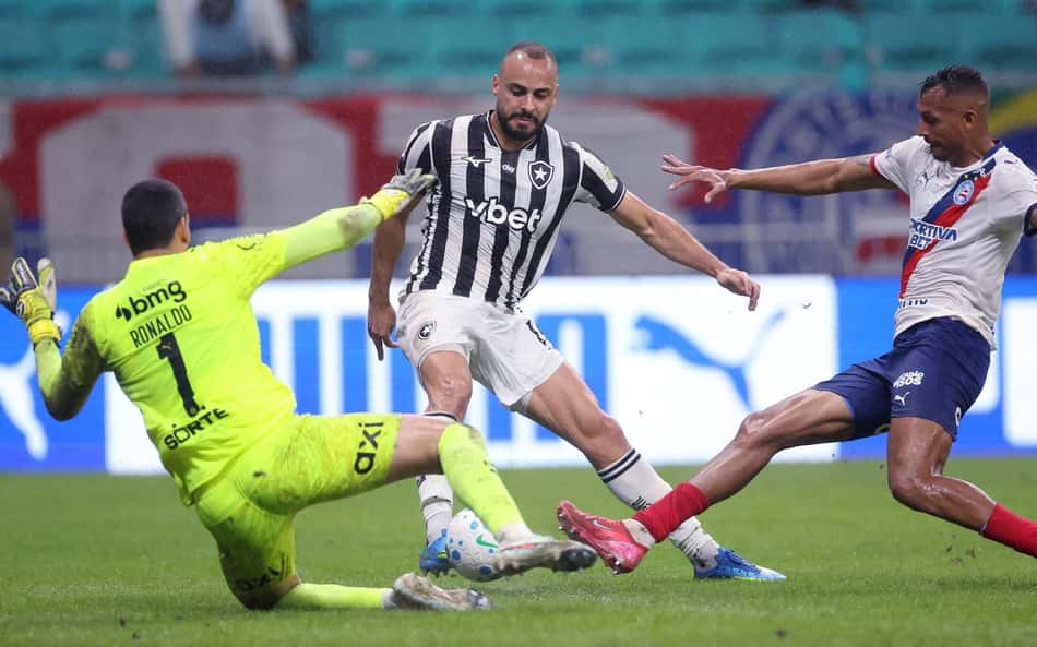 Arthur Cabral em campo na derrota do Botafogo para o Bahia (Foto: Vítor Silva/Botafogo)