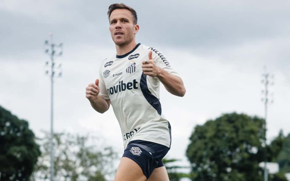 Arthur treinando pelo Santos.