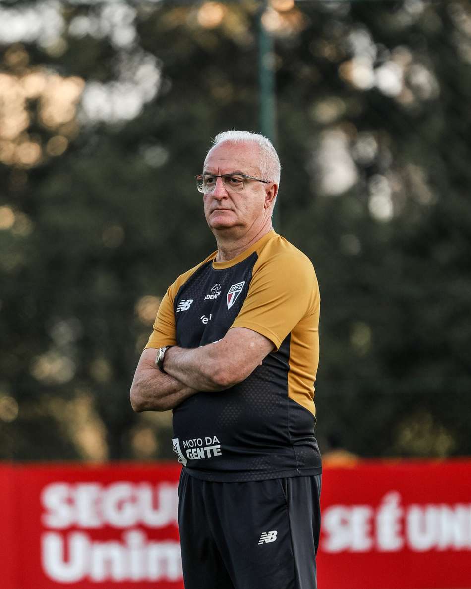 Dorival Júnior comandando o treinamento do São Paulo. 