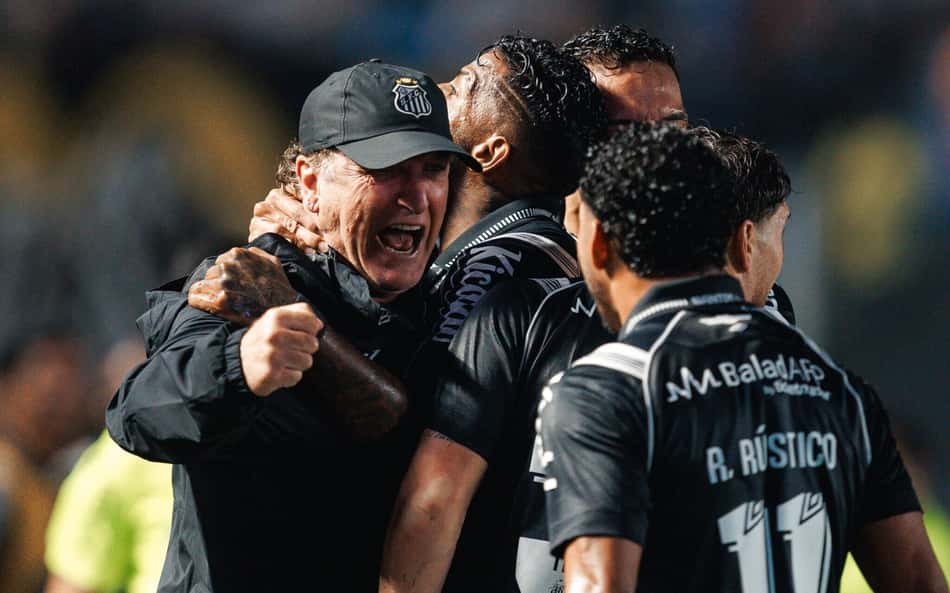 Cuca e jogadores do Santos durante o confronto contra o Cruzeiro.