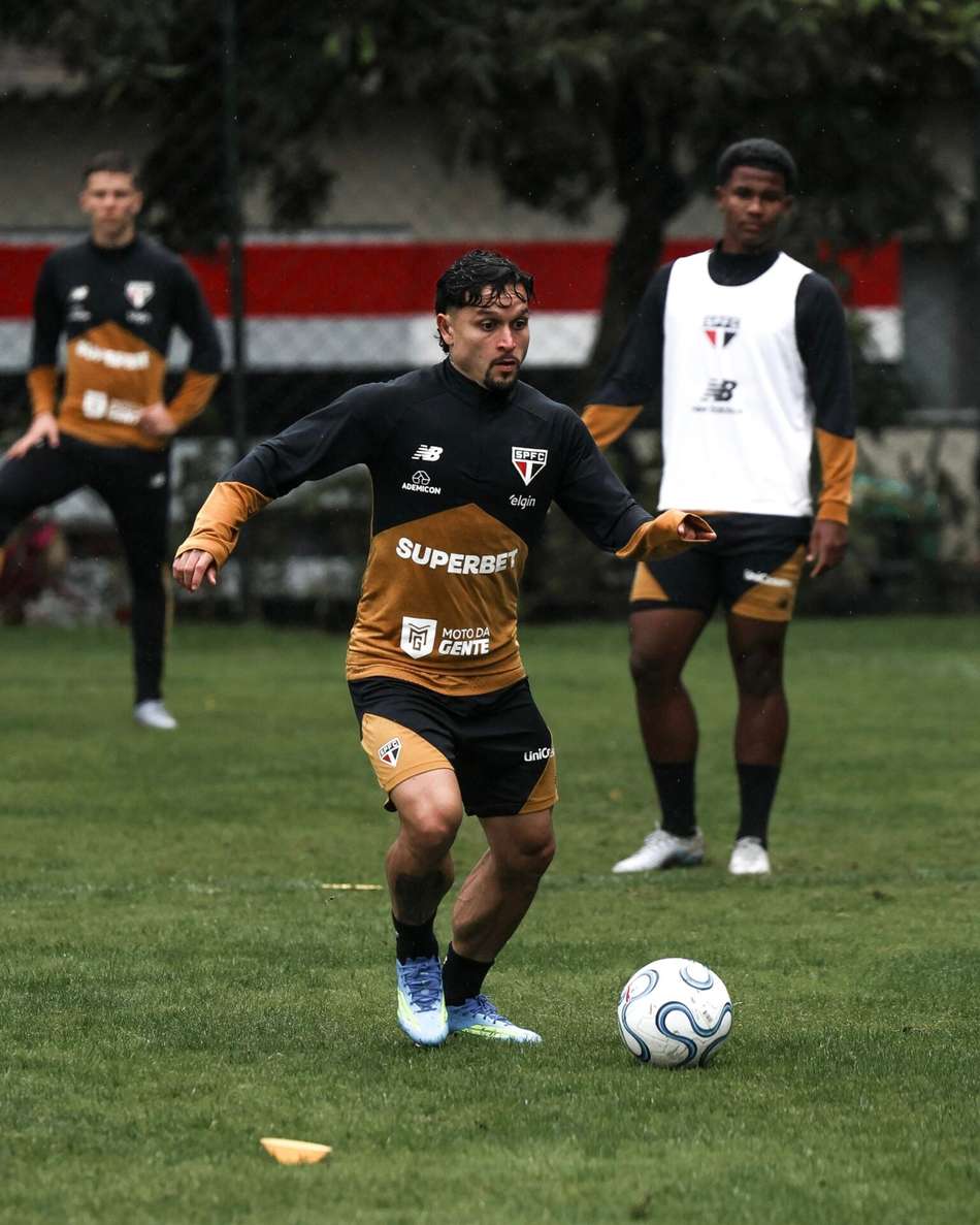 Arthur durante treinamento do São Paulo neste domingo (13).