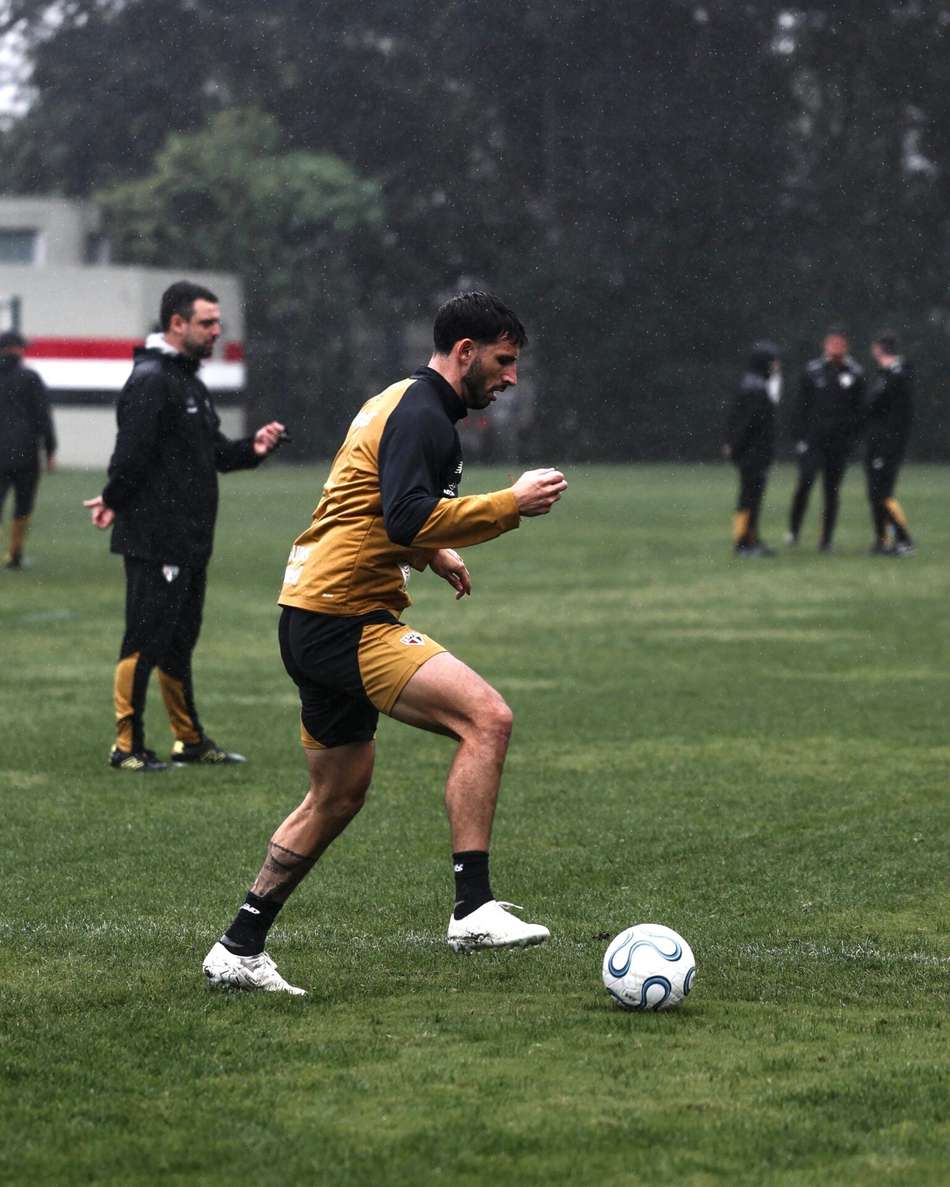 Calleri durante treinamento do São Paulo neste domingo (13).