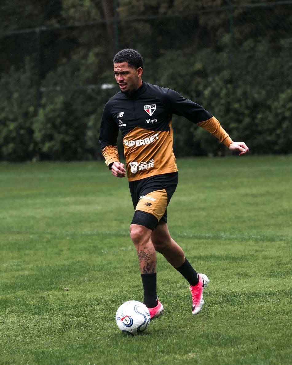 Luciano durante treinamento do São Paulo neste domingo (13).