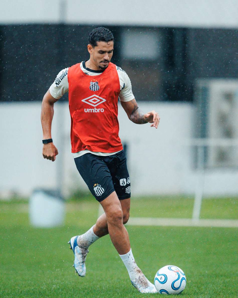 Lucas Veríssimo volta a treinar com bola com a equipe do Santos.