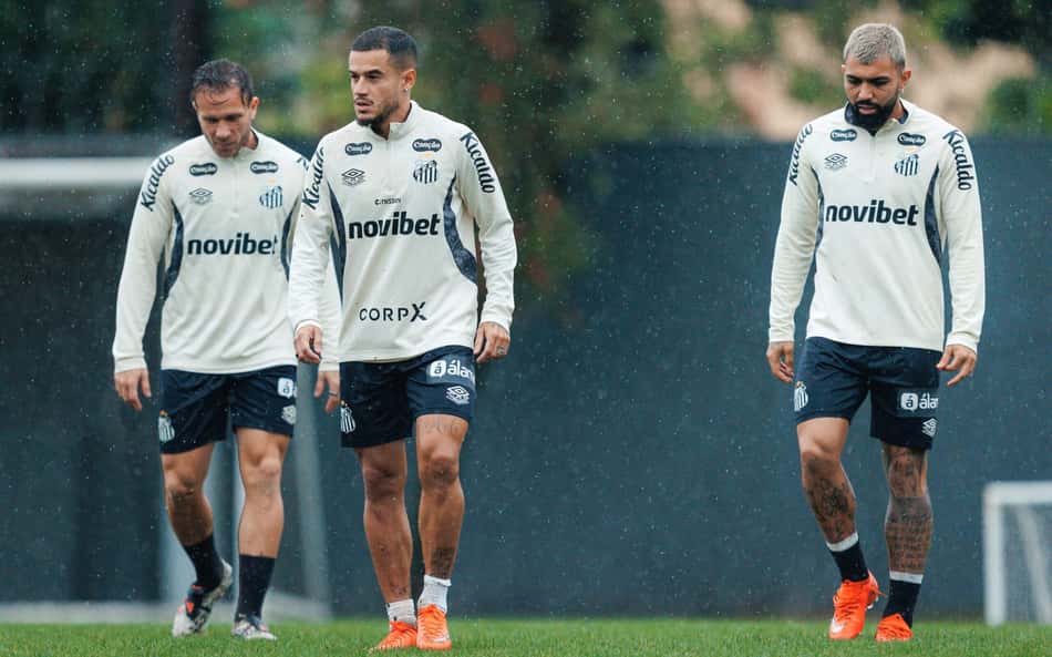 Arthur, Coutinho e Gabigol durante treinamento desta segunda-feira (14).
