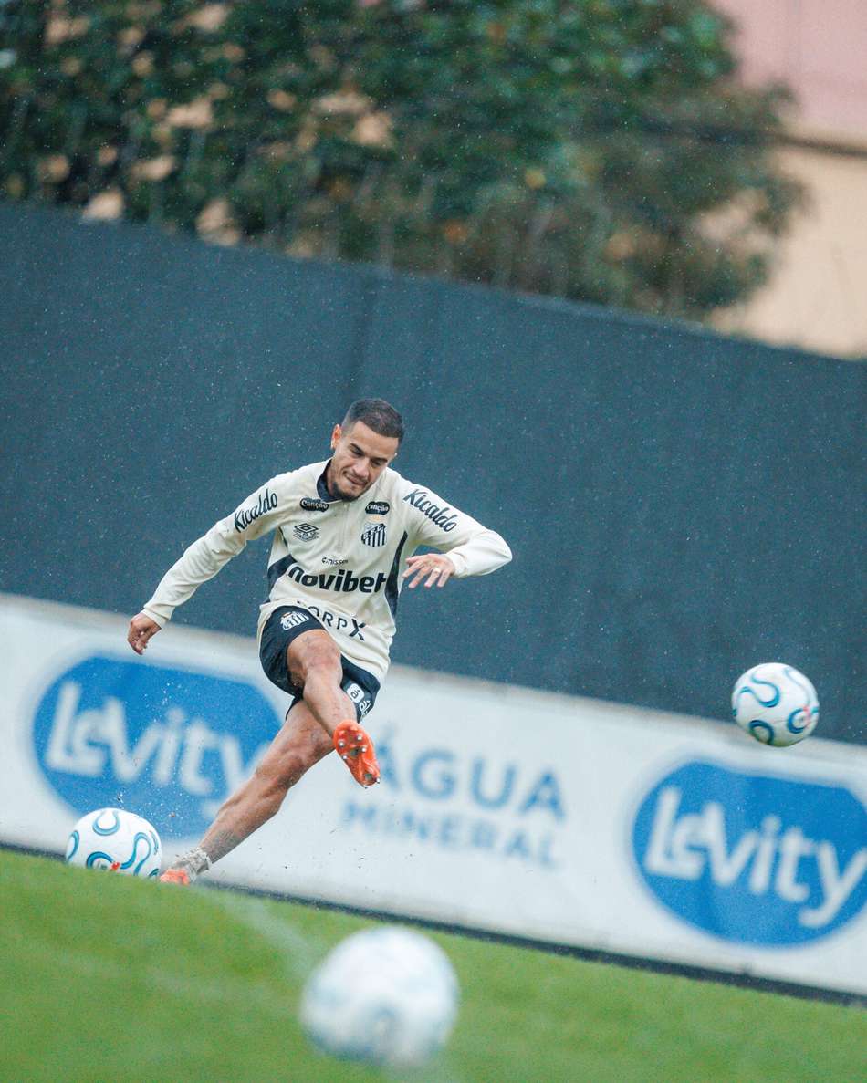 Coutinho participa de primeira treino com o elenco do Santos.