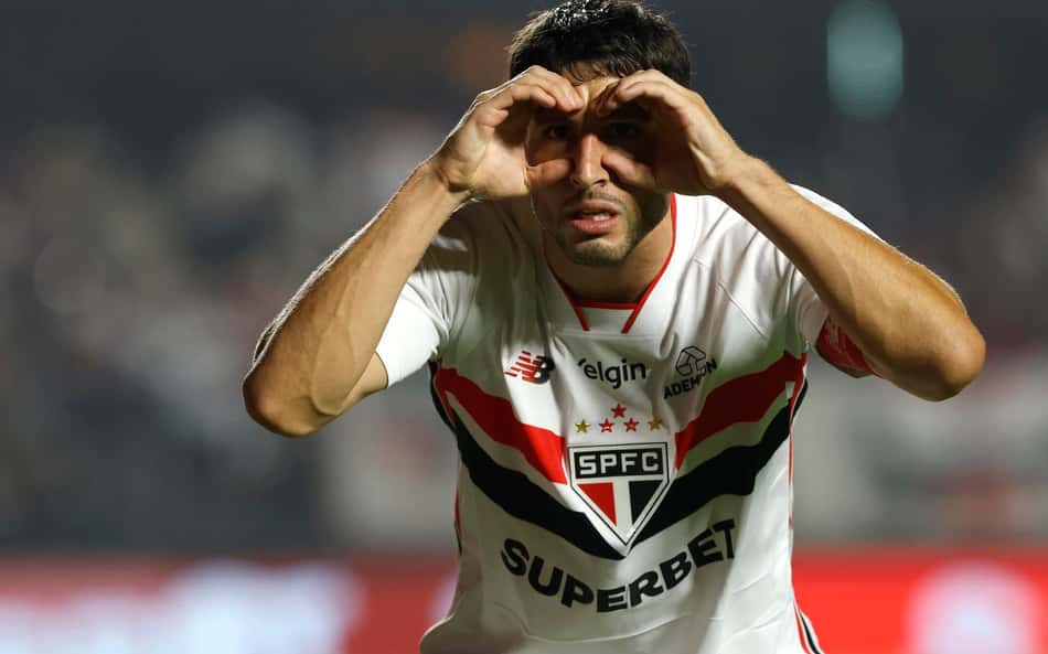 Calleri, artilheiro do São Paulo na temporada, ao lado do Luciano.