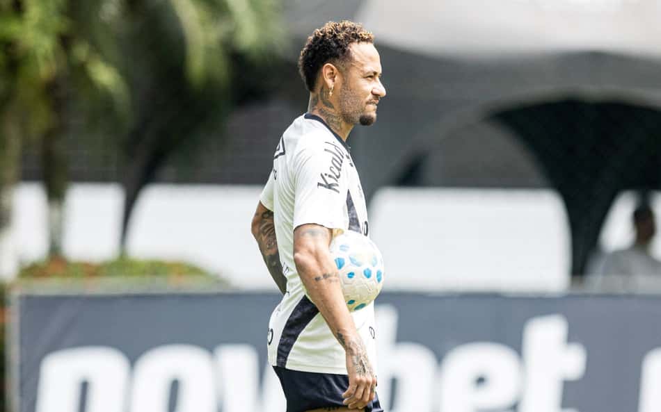 Neymar realiza trabalho em campo em processo de transição física.