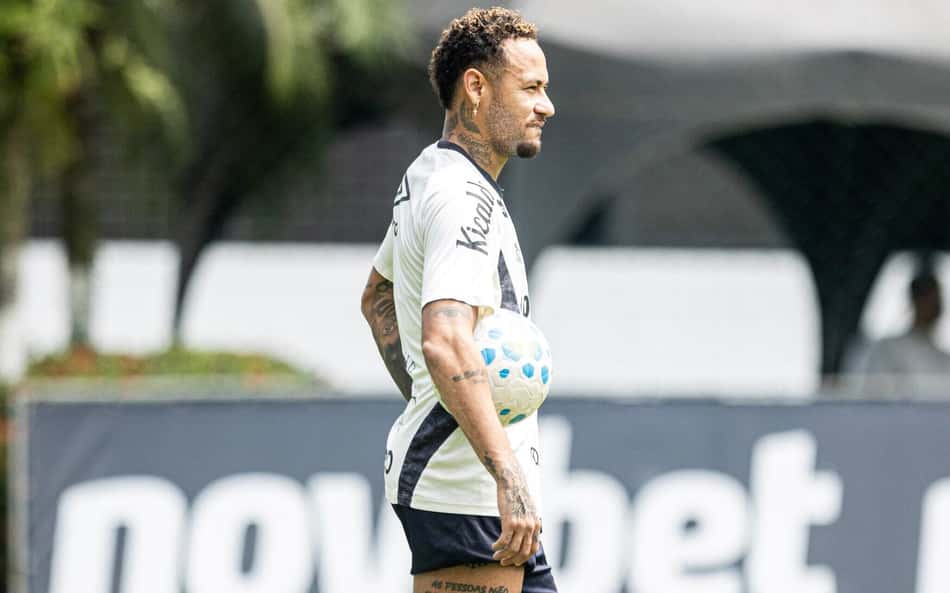 Neymar realiza trabalho em campo em processo de transição física.