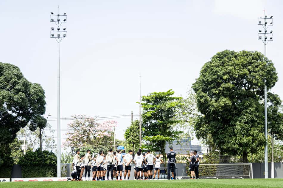 Elenco reunido durante o treino desta sexta-feira (25).