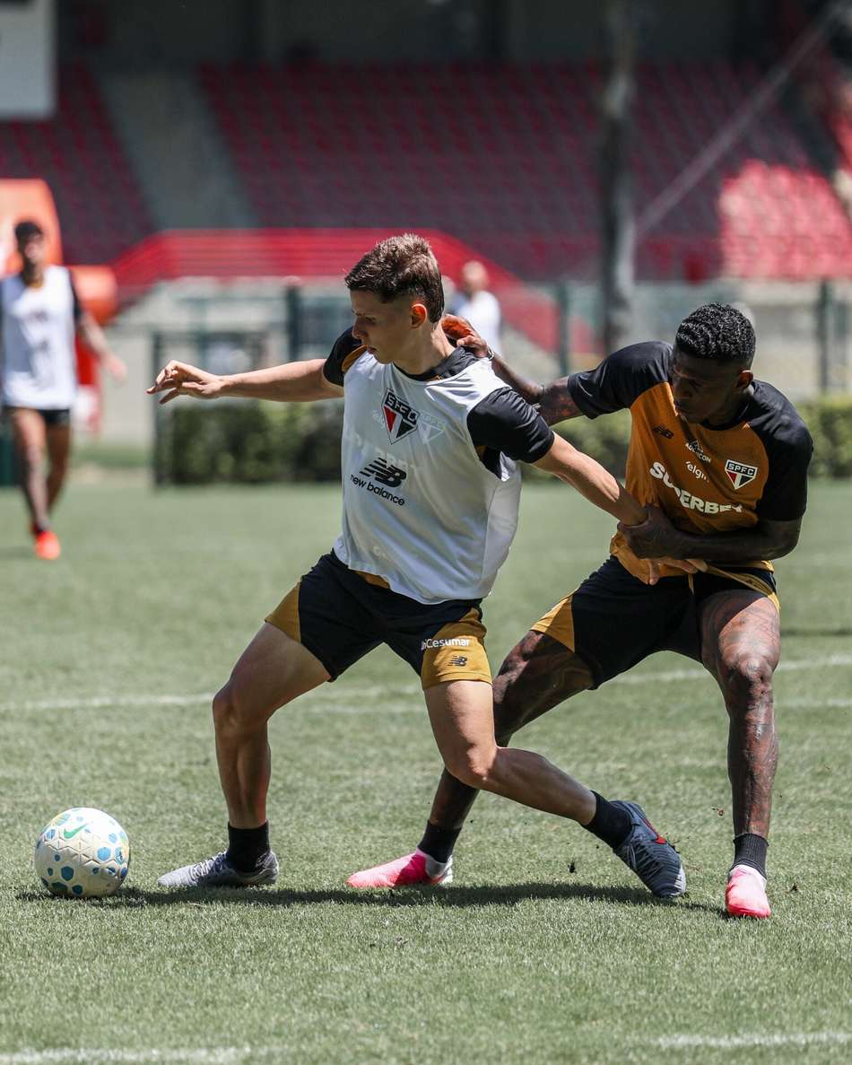 Gustavo Santana e Arboleda treinaram com o elenco do São Paulo neste sábado (26).
