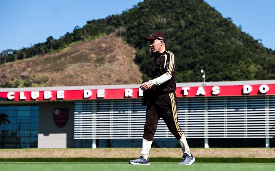 Leonardo Jardim durante treino no Ninho do Urubu (Foto: Gilvan de Souza/Flamengo)