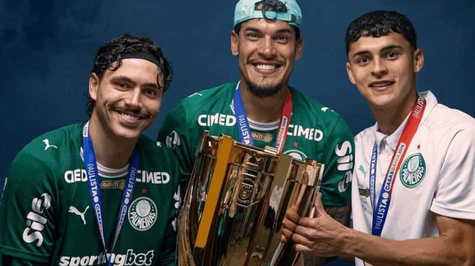 Maurício, Gustavo Gómez e Ramón Sosa com a taça do Paulistão.