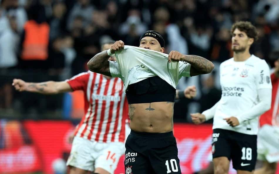 Memphis Depay fica desolado após perder o pênalti para o Corinthians contra o Estudiantes