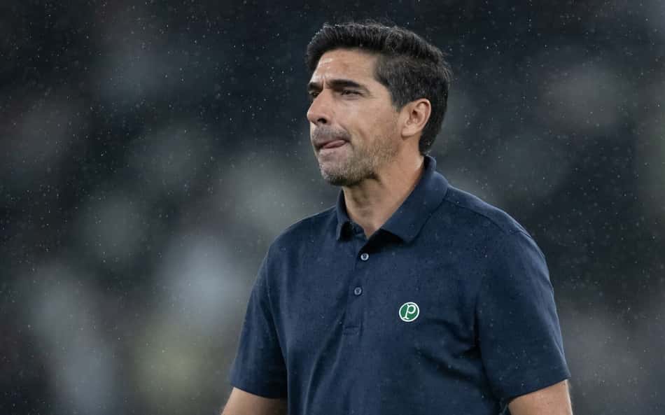 Abel Ferreira, do Palmeiras, caminhando