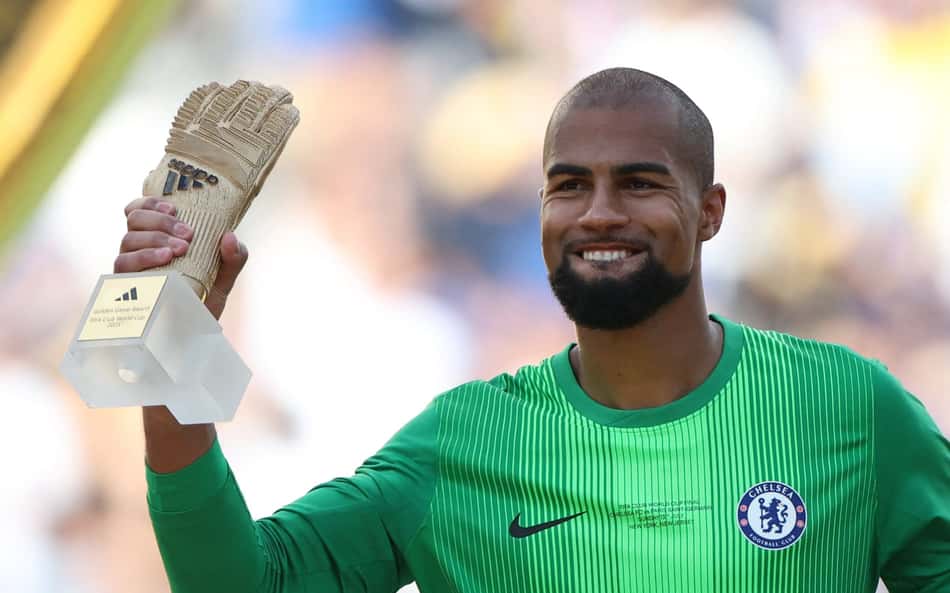 Robert Sánchez, do Chelsea, com o prêmio de melhor goleiro do Mundial de Clubes (Foto: FRANCK FIFE / AFP)