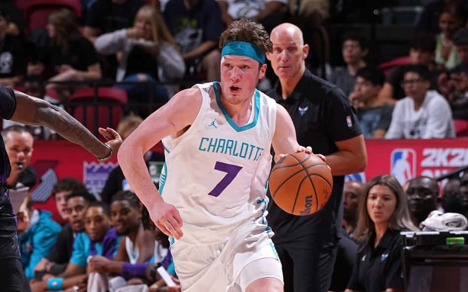 Kon Knueppel, número 7 do Charlotte Hornets, manuseia a bola durante o jogo contra o Sacramento Kings, pela final da Liga de Verão da NBA de 2025, em 20 de julho de 2025, no Thomas & Mack Center em Las Vegas, Nevada. NOTA AO USUÁRIO: O usuário reconhece e concorda expressamente que, ao baixar e/ou usar esta fotografia, está consentindo com os termos e condições do Contrato de Licença da Getty Images. Aviso obrigatório de direitos autorais: Copyright 2025 NBAE Garrett Ellwood/NBAE via Getty Images/AFP (Foto de Garrett Ellwood/NBAE/Getty Images/Getty Images via AFP)