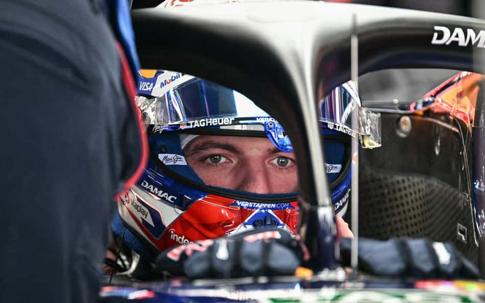 Max Verstappen em preparação para o Treino Livre 1, no GP do Japão 2026 (Foto: Philip Fong/AFP)