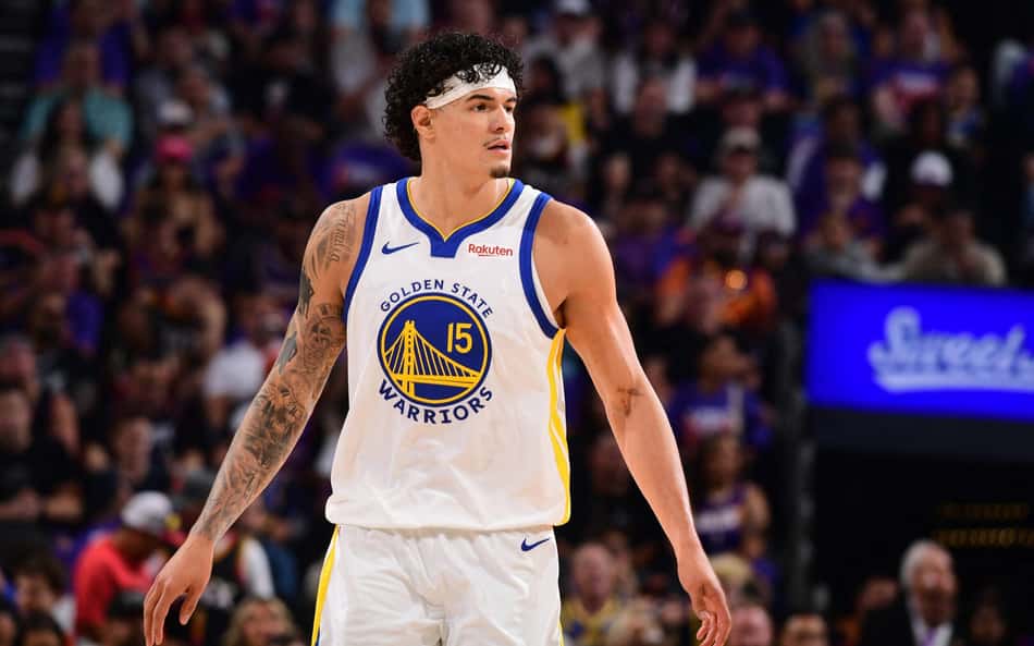 Gui Santos, do Warriors, observa partida contra o Suns pelo torneio play-in da NBA (Foto: Kate frese/Nbae via getty images/Afp)