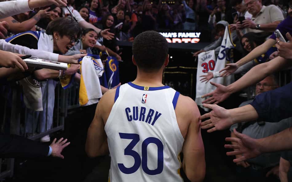 Stephen Curry deixa a quadra após derrota do Golden State Warriors para o Phoenix Suns no Play-In. (Foto: Christian Petersen/Getty Images/Afp)