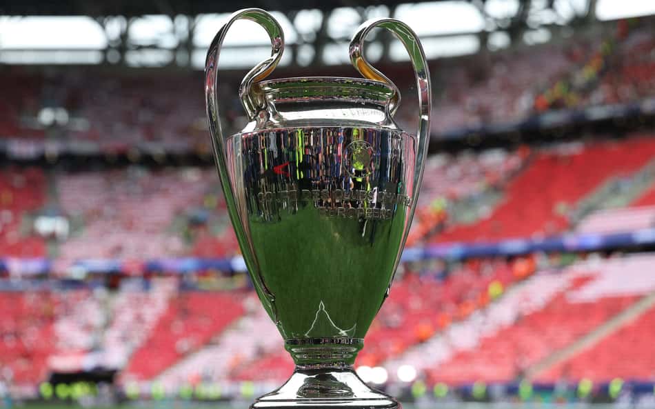 Troféu da Champions League no palco da final entre PSG x Arsenal