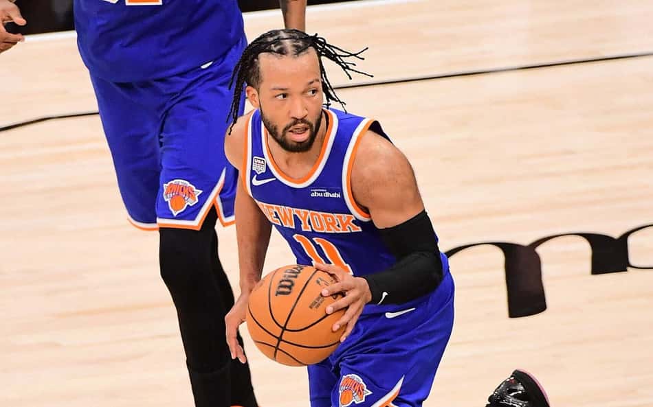 Jalen Brunson, dos Knicks, conduz a bola no jogo 2 das finais da NBA contra os Spurs (Foto: Foto por ADAM PANTOZZI / NBAE / GETTY IMAGES)