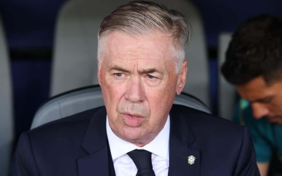 Ancelotti, concentrado, no banco de reservas em Brasil x Marrocos pela Copa do Mundo (Foto: DARRIAN TRAYNOR / GETTY IMAGES)