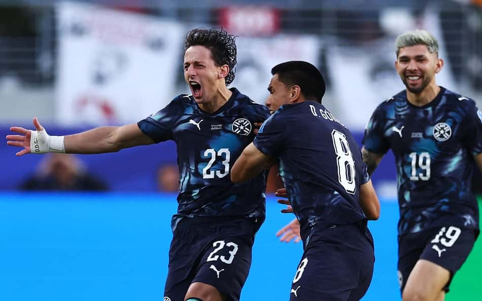 Galarza comemora gol marcado pelo Paraguai